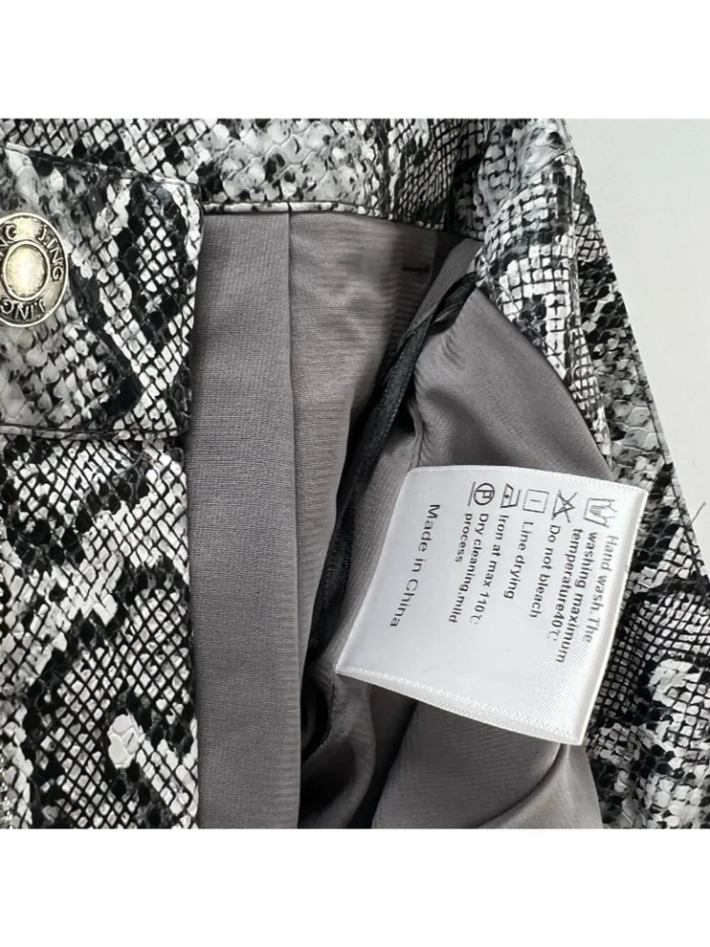 J.ING Faux Leather Snake Print Mini Skirt Size M Lined Zip Fly Pocket Gray Black